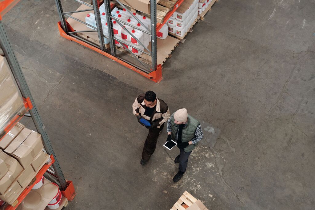 Empleados de depósito rastreando un producto